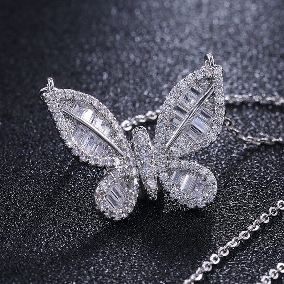 NEW 18K White Gold Diamond Butterfly Necklace A2 - Picture 4 of 7